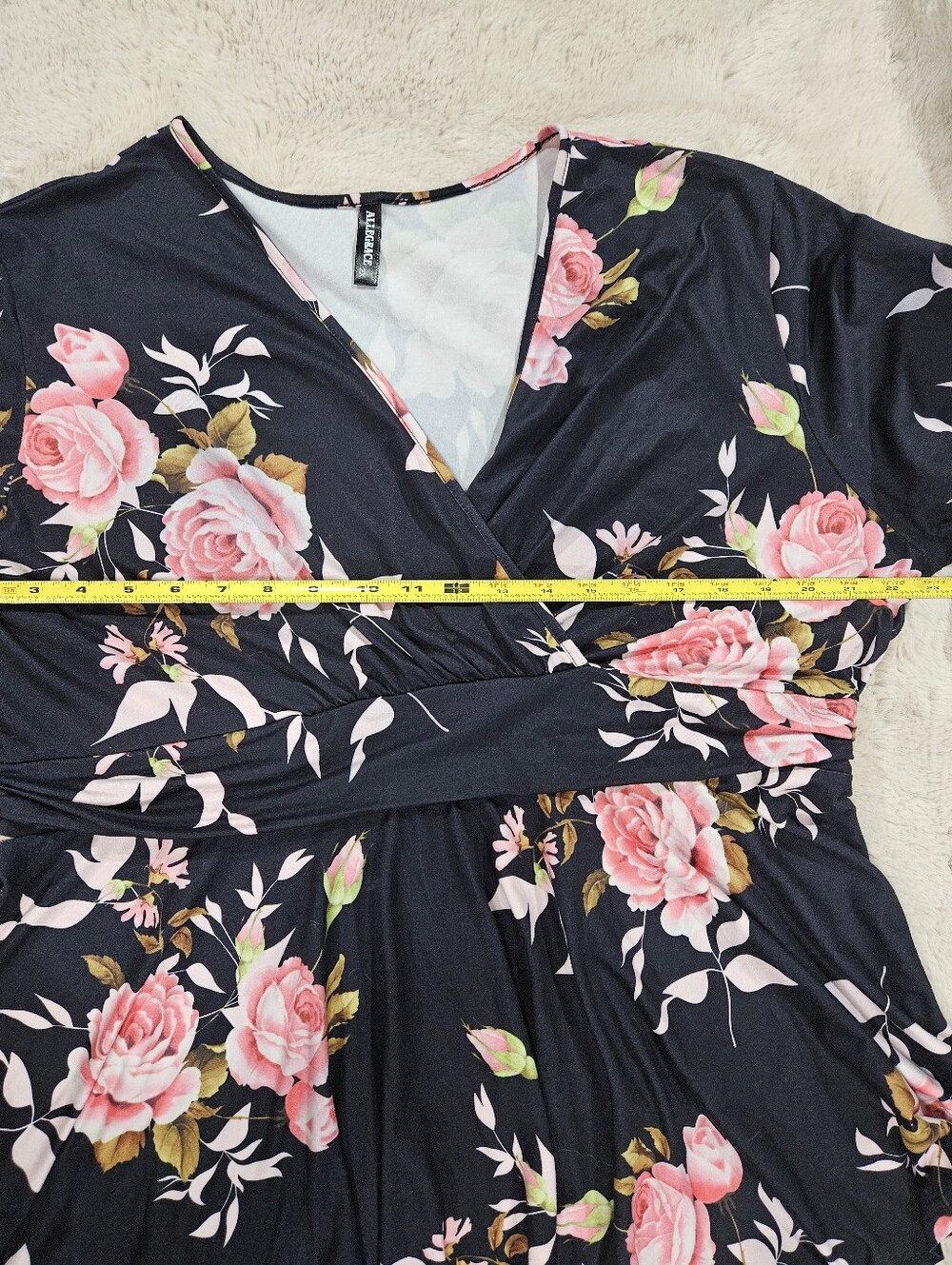 EUC Floral V-Neck Wrap Top in Black with Pink Roses 2X - Picture 4 of 5